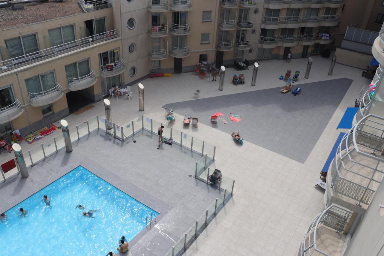 Appartement Met Zeezicht En Verwarmd Zwembad Oostende Exteriör bild