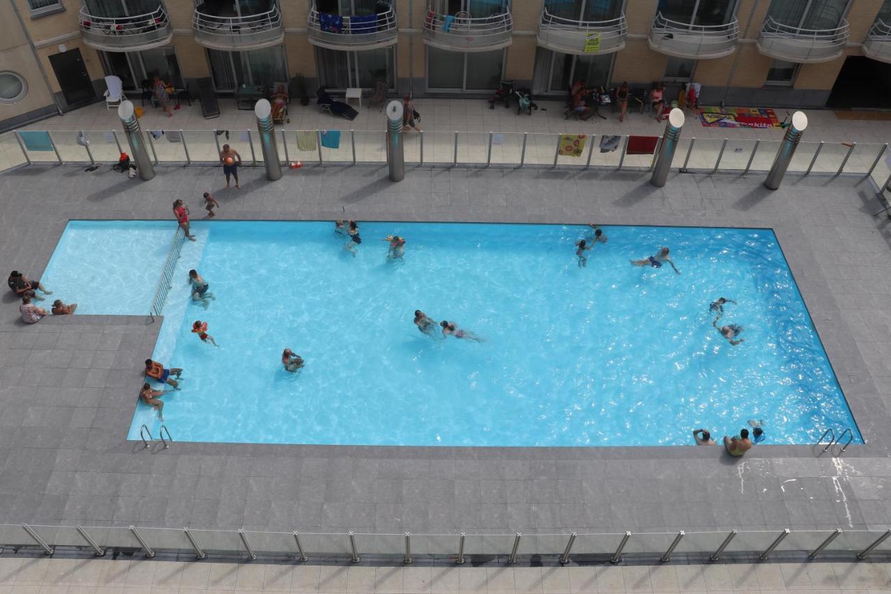 Appartement Met Zeezicht En Verwarmd Zwembad Oostende Exteriör bild