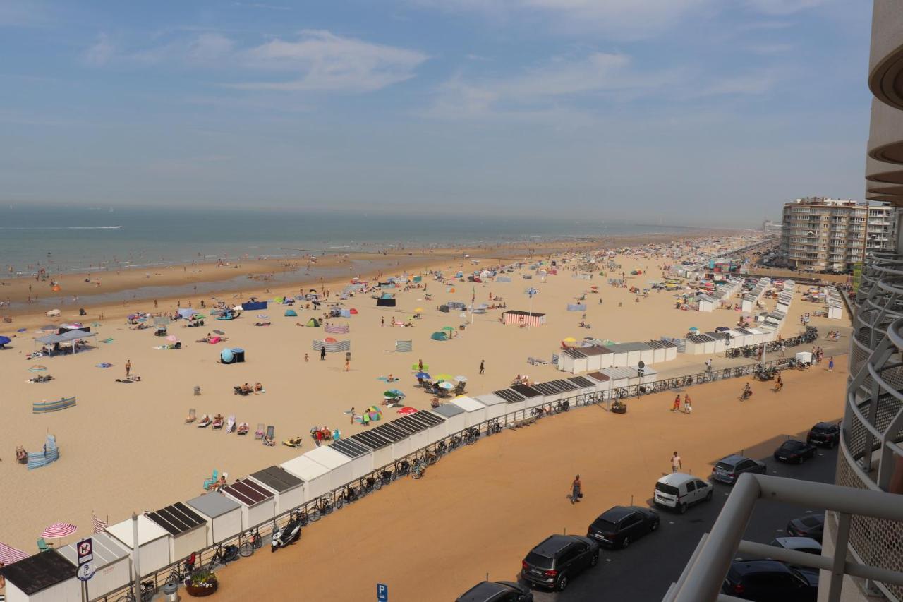 Appartement Met Zeezicht En Verwarmd Zwembad Oostende Exteriör bild