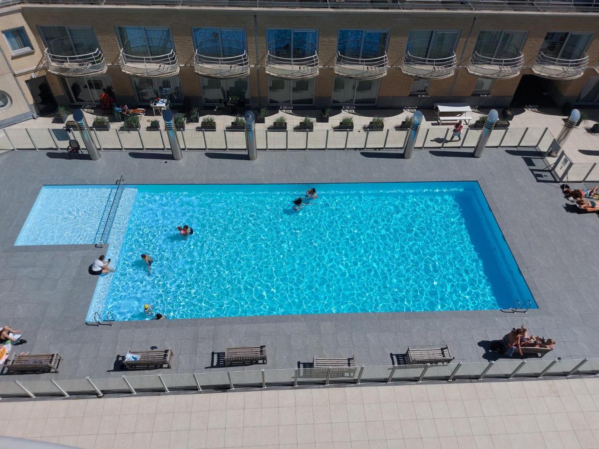 Appartement Met Zeezicht En Verwarmd Zwembad Oostende Exteriör bild