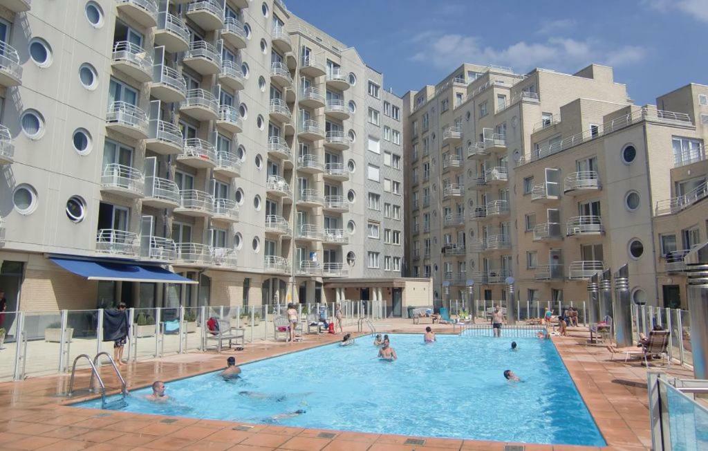 Appartement Met Zeezicht En Verwarmd Zwembad Oostende Exteriör bild